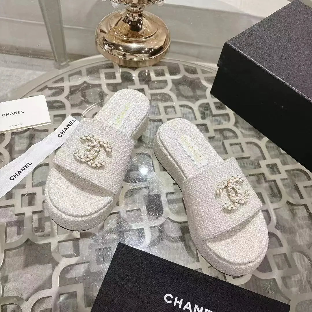 👟👟Ex-factory price 480👟👟 🎉Chanel Chanel 2025 Xiaoxiang C family thick-soled sandals series official website synchronization, classic and elegant, casual wear 🌹🌹🌹🌹Original logo ~ Made of imported sheepskin and C family custom fabrics, a variety of colors for the goddess to choose! ❤️❤️❤️❤️ Code number: 36~40 (35.41.42 customized, non-returnable) Color: 5 colors;